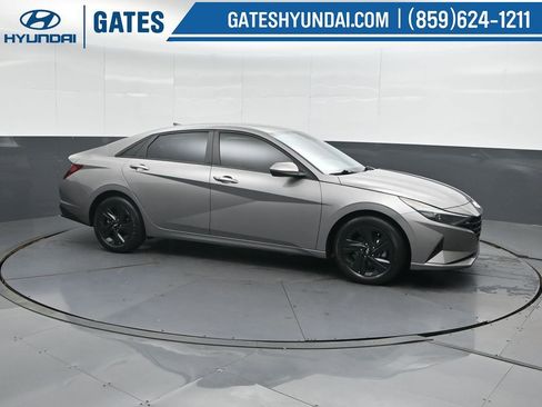 Certified 2022 Hyundai Elantra SEL w/ Preferred Accessory Package image 1