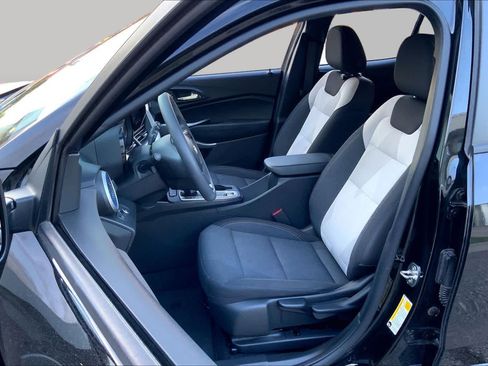 Used 2024 Chevrolet Trax LS w/ LS Convenience Package FWD image 8