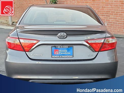 Used 2016 Toyota Camry SE image 3