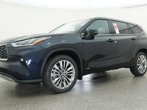 New 2026 Toyota Highlander Platinum image 17