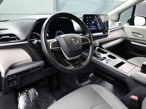 Used 2024 Toyota Sienna XLE image 13