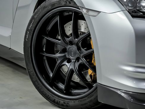 Used 2009 Nissan GT-R Premium image 3