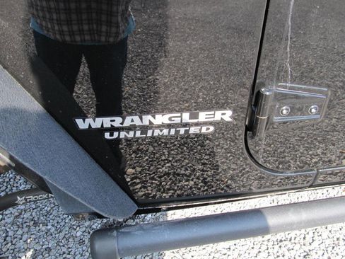 Used 2016 Jeep Wrangler Unlimited Rubicon w/ Connectivity Group image 11