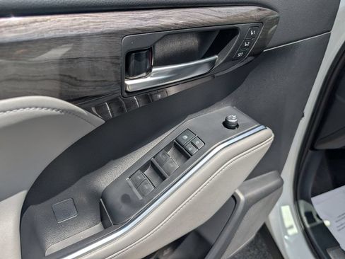 Used 2021 Toyota Highlander Limited FWD image 9