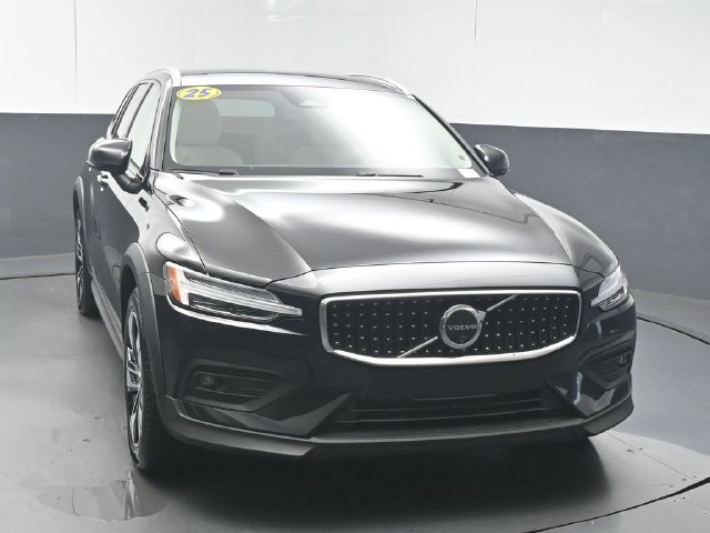 Used 2025 Volvo V60 B5 Cross Country Plus AWD/4WD image 3