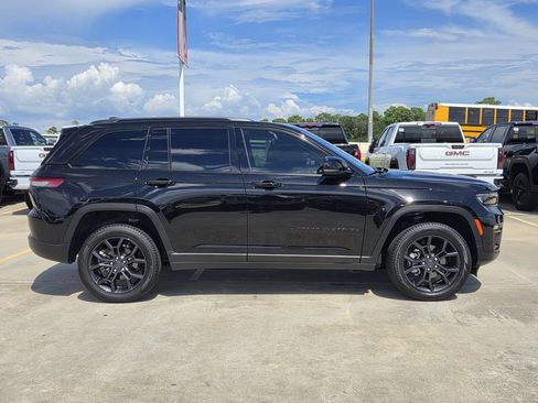 Used 2025 Jeep Grand Cherokee Limited AWD/4WD image 4