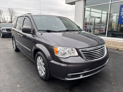 Used 2015 Chrysler Town & Country Touring w/ Driver Convenience Group image 14