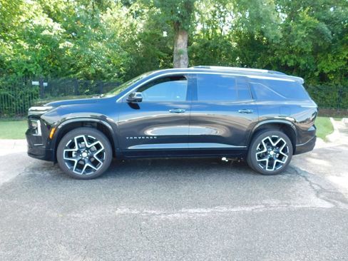 Used 2025 Chevrolet Traverse High Country w/ LPO, Illumination Package FWD image 2