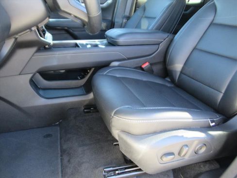 Used 2025 GMC Acadia Elevation image 15