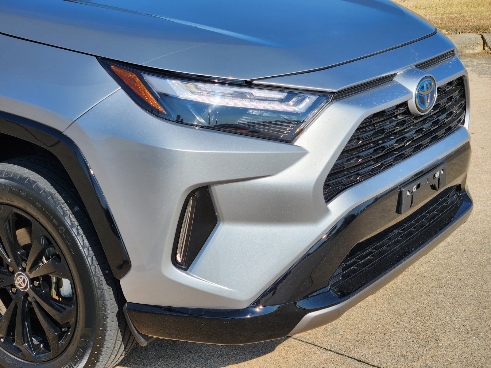 Used 2023 Toyota RAV4 XSE AWD/4WD image 12