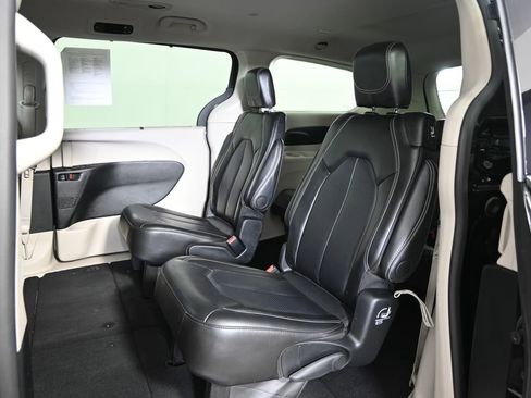 Used 2024 Chrysler Pacifica Touring-L FWD image 19