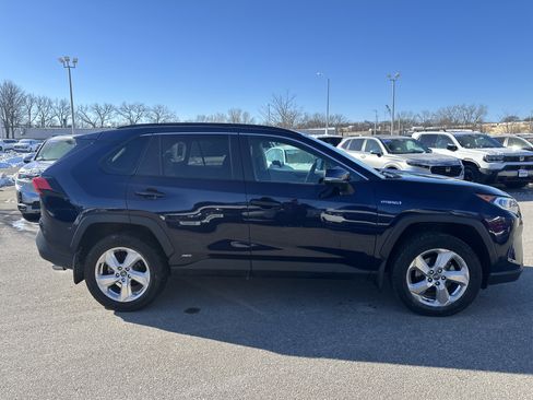 Used 2021 Toyota RAV4 XLE Premium image 4