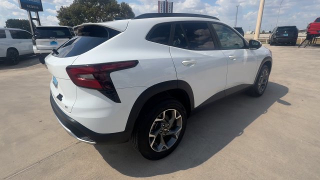 Used 2025 Chevrolet Trax LT FWD image 8