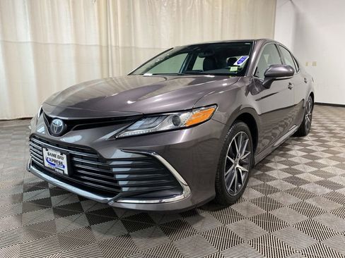 Used 2022 Toyota Camry XLE image 3