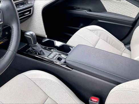 Used 2025 Toyota Camry XLE image 17