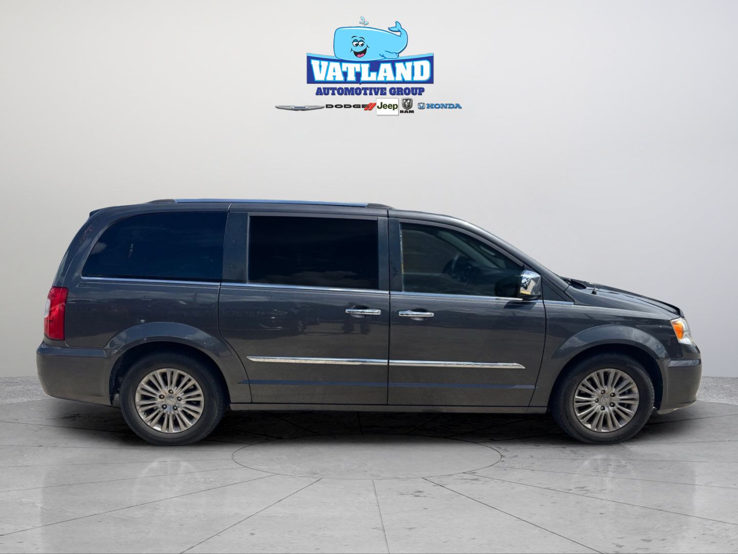 Certified 2016 Chrysler Town & Country Limited FWD image 39