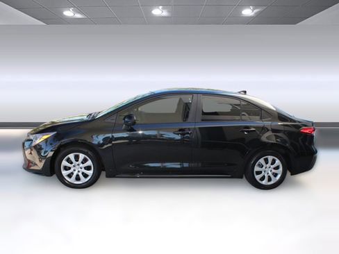 Used 2022 Toyota Corolla LE image 2