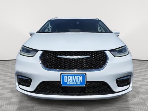 Used 2022 Chrysler Pacifica Touring-L FWD image 2
