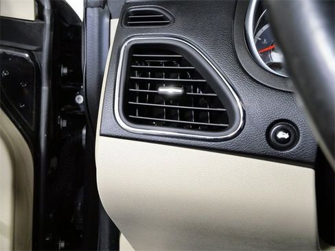 Used 2013 Chrysler 200 Touring image 22