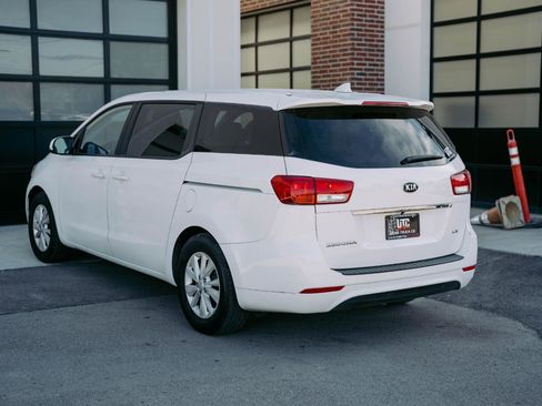 Used 2017 Kia Sedona LX image 6