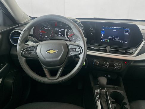 Used 2025 Chevrolet Trax LS image 18