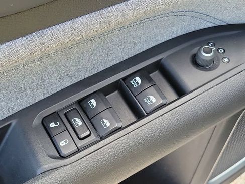 Used 2024 Jeep Compass Latitude AWD/4WD image 19