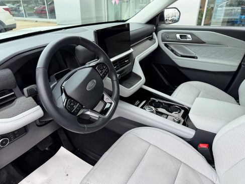 Certified 2025 Ford Explorer Platinum w/ LUX Leather Package image 20