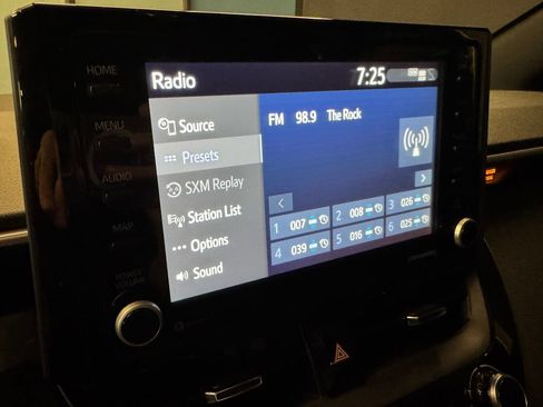 Used 2022 Toyota Corolla SE w/ SE Premium Package FWD image 13
