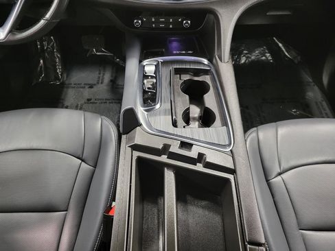 Used 2024 Buick Enclave Essence w/ Sport Touring Edition image 17