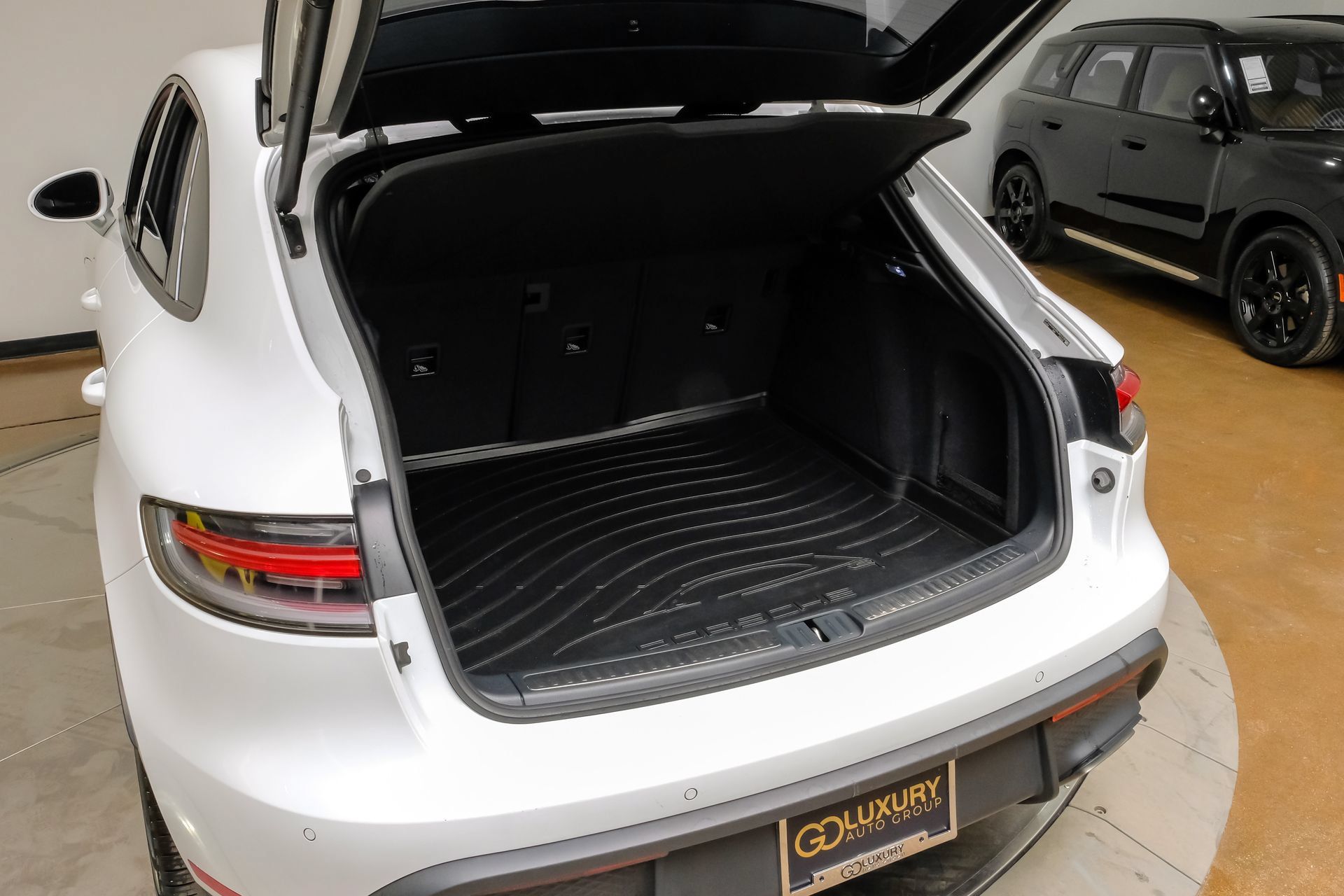 Used 2024 Porsche Macan w/ Premium Plus Package AWD/4WD image 55