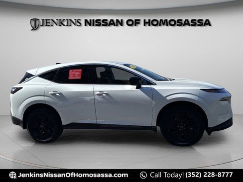 Certified 2025 Nissan Murano SV image 2