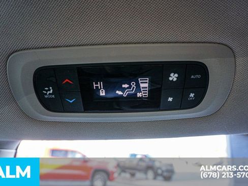 Used 2024 Chrysler Pacifica Select image 37