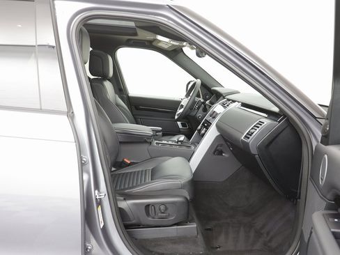 Used 2025 Land Rover Discovery S image 21
