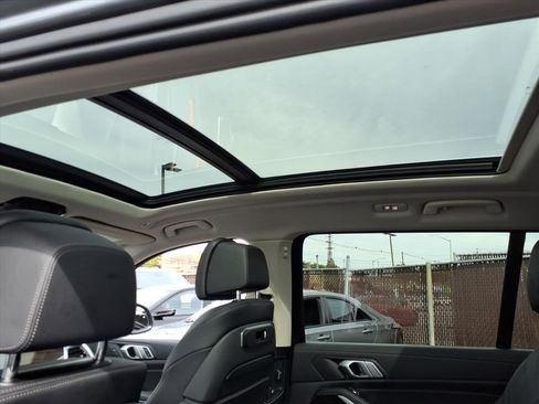 Used 2023 BMW X7 xDrive40i w/ Parking Assistance Package image 18