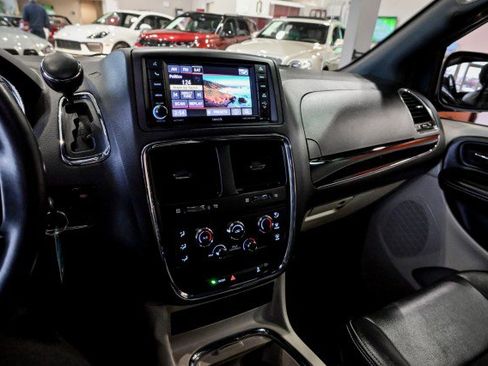 Used 2019 Dodge Grand Caravan SXT w/ Rear Park Assist Package image 32