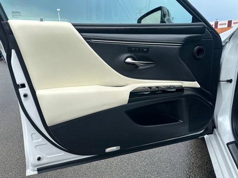 Used 2022 Lexus ES 300h w/ Premium Package FWD image 10