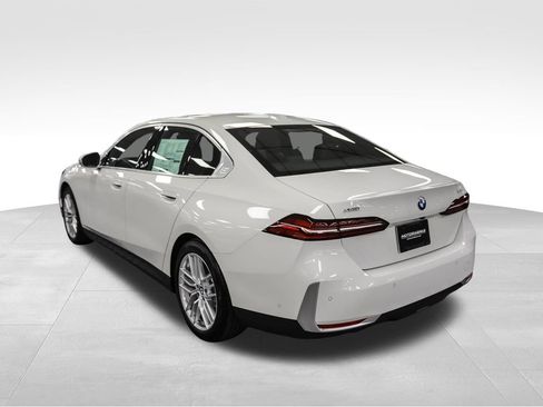 Used 2025 BMW 530i xDrive image 3