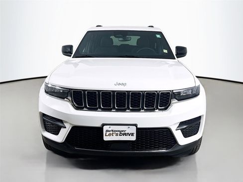 Used 2024 Jeep Grand Cherokee Laredo w/ Trailer Tow Package AWD/4WD image 4
