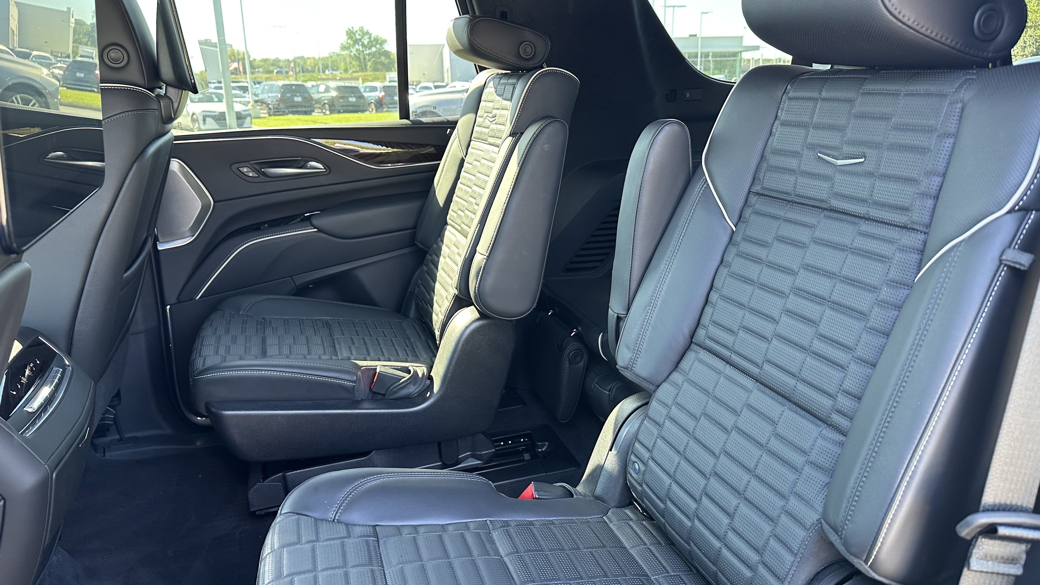 Used 2022 Cadillac Escalade Premium Luxury Platinum AWD/4WD image 32