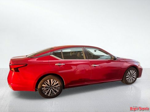 Used 2024 Nissan Altima 2.5 SV FWD image 4