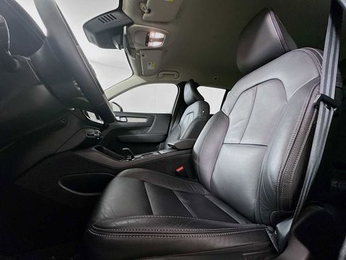 Used 2023 Volvo XC40 B4 Core w/ Convenience Package image 19