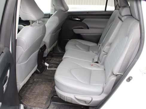 Used 2023 Toyota Highlander XLE image 16