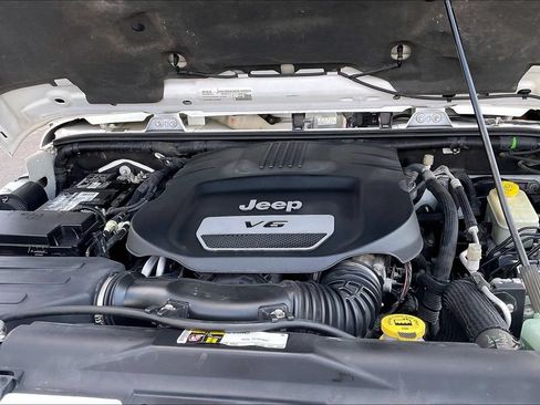 Used 2015 Jeep Wrangler Unlimited Sahara w/ Connectivity Group AWD/4WD image 9