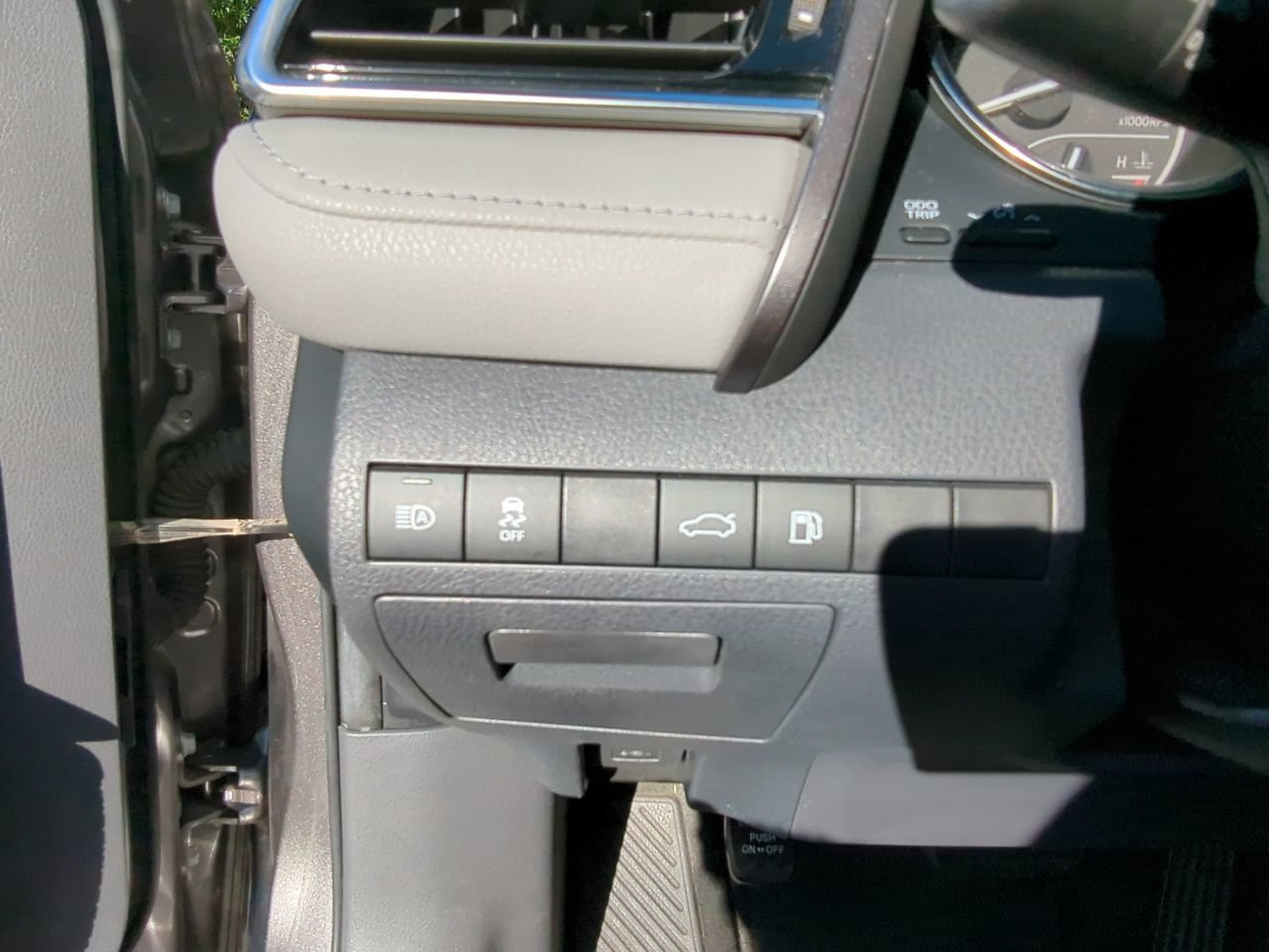 Used 2018 Toyota Camry SE w/ Convenience Package FWD image 14