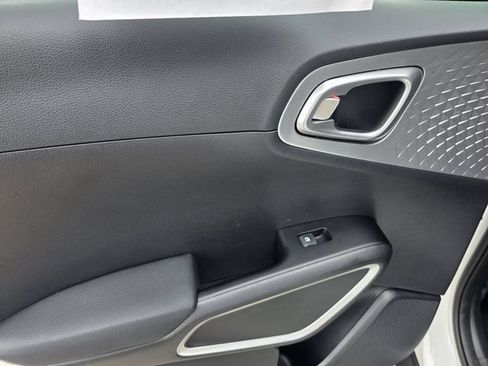 Certified 2025 Kia Soul LX w/ LX Technology Package FWD image 12