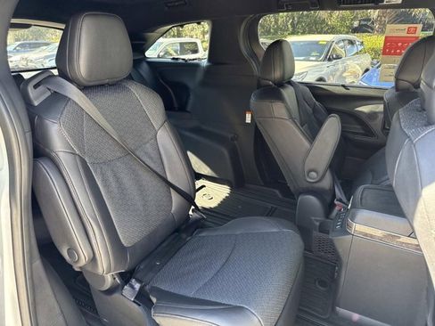 New 2025 Toyota Sienna Platinum image 17