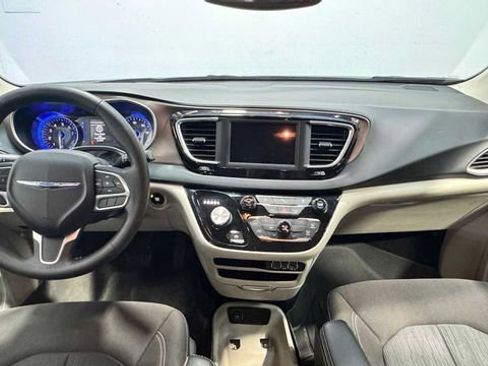 Used 2022 Chrysler Voyager LX image 13