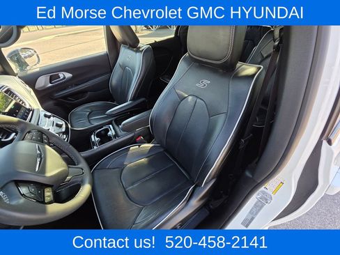 Used 2025 Chrysler Pacifica Limited FWD image 9