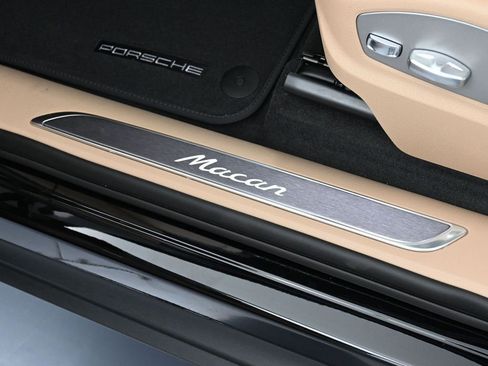 Certified 2025 Porsche Macan AWD/4WD image 16