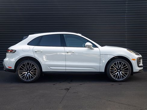 Certified 2025 Porsche Macan image 28